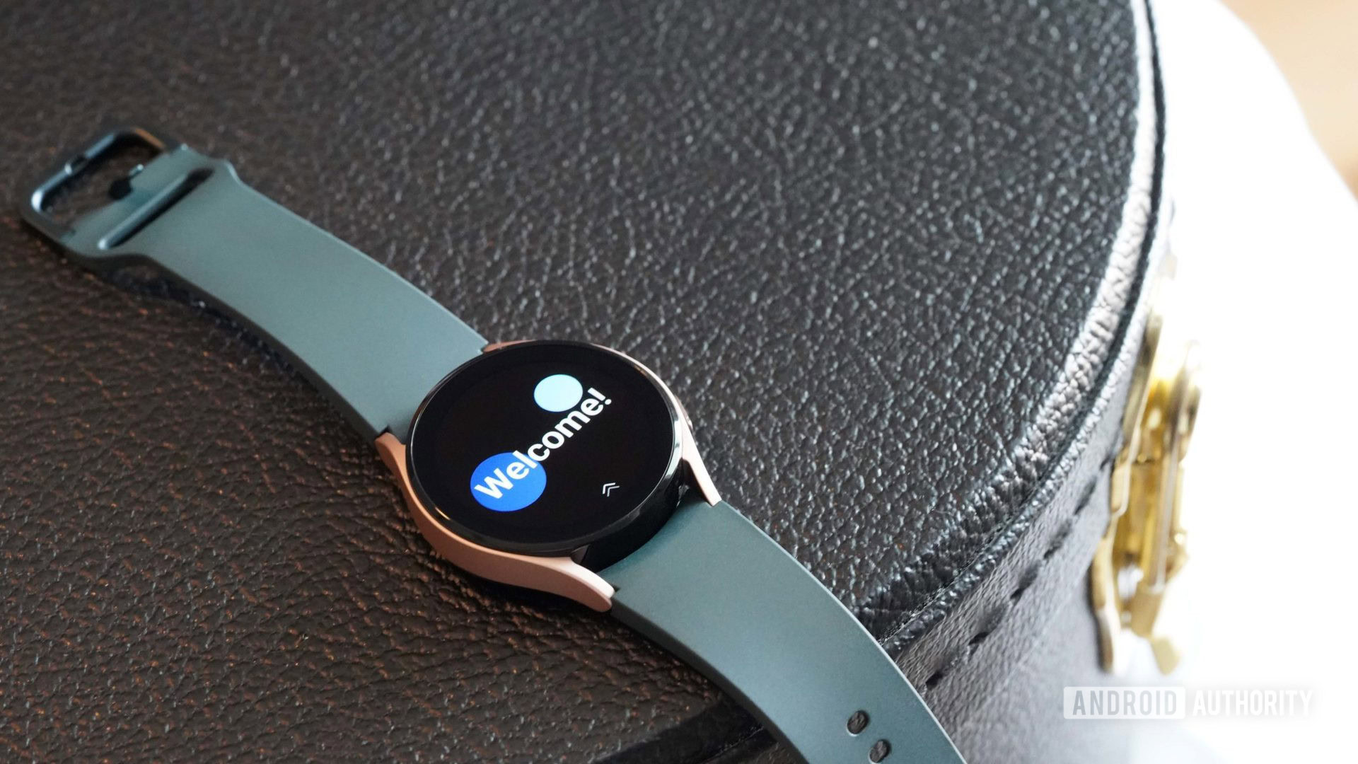 Une Samsung Galaxy Watch 4 repose sur un étui en cuir noir affichant l'écran d'accueil de la montre.