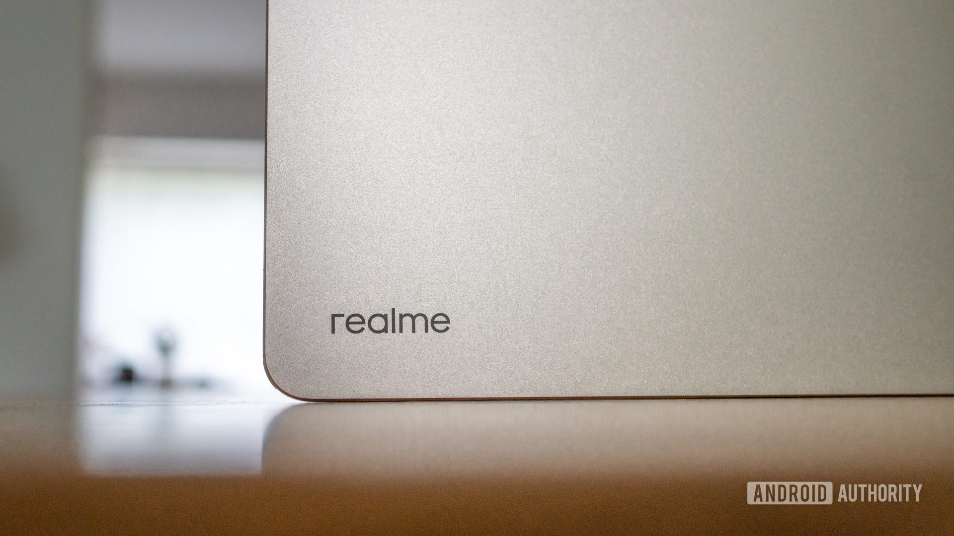 Realme Pad logo closeup scaled