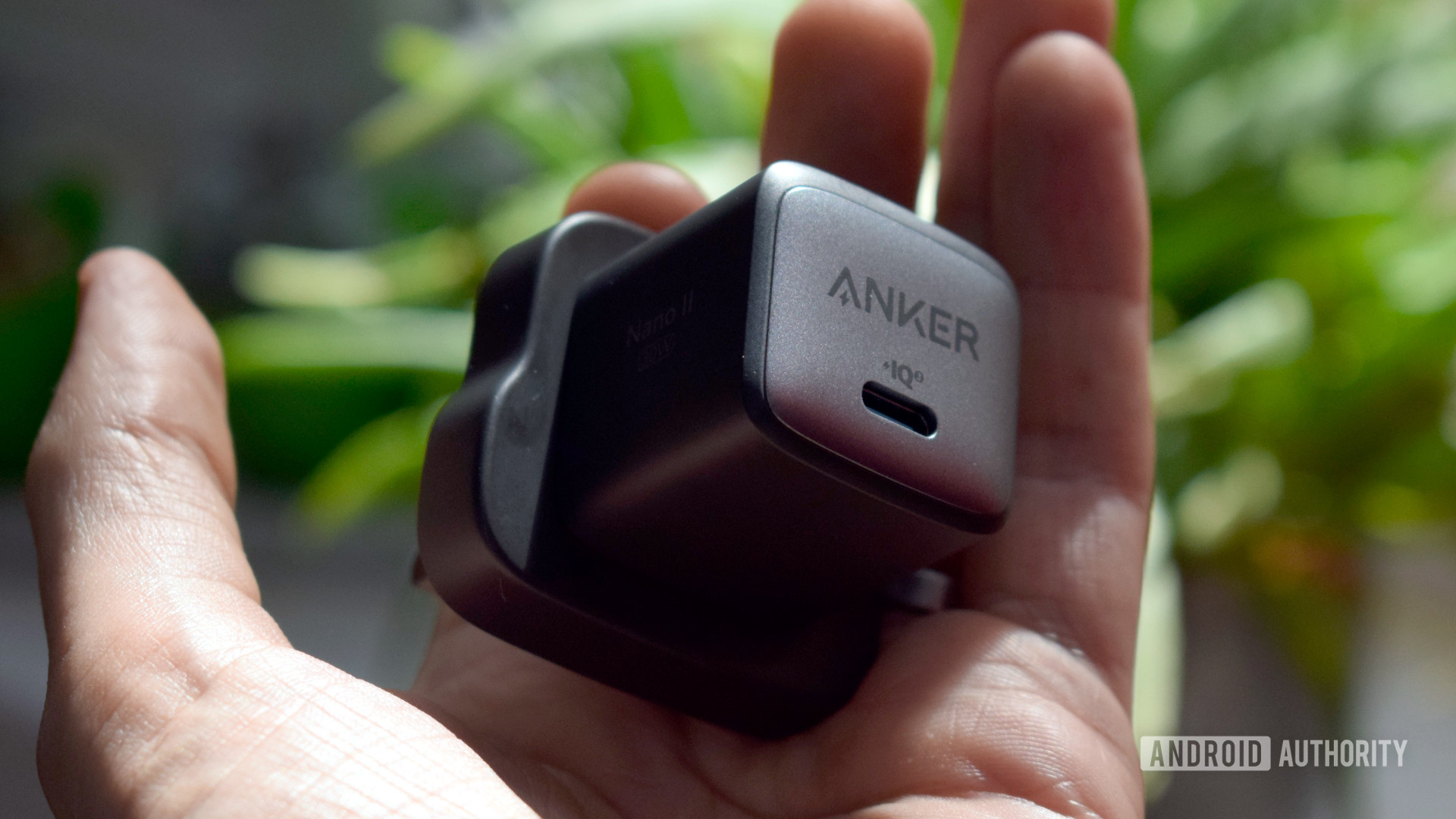Anker Nano II taille tenue en main