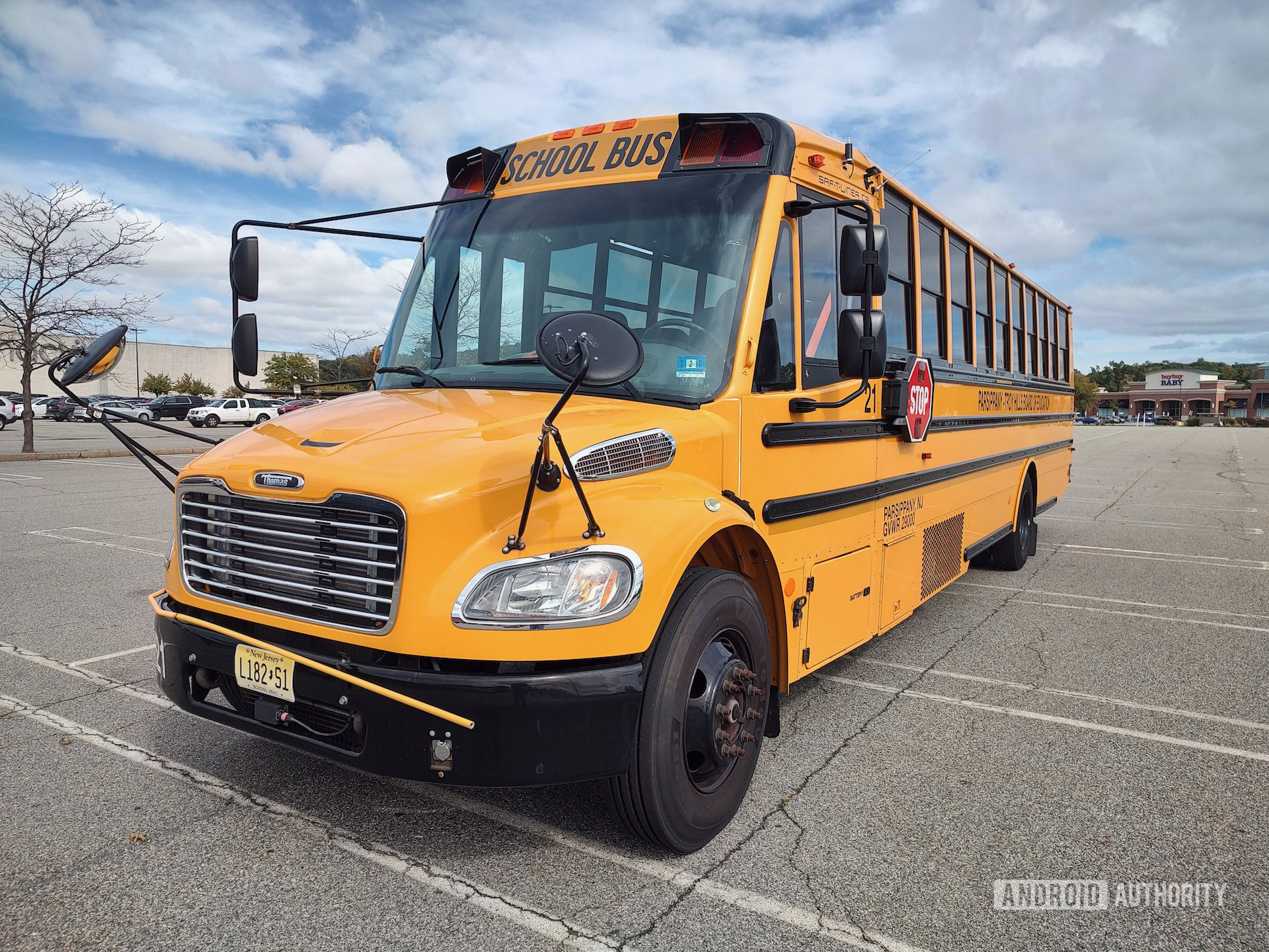 Motorola Edge 2021 photo sample school bus 1x