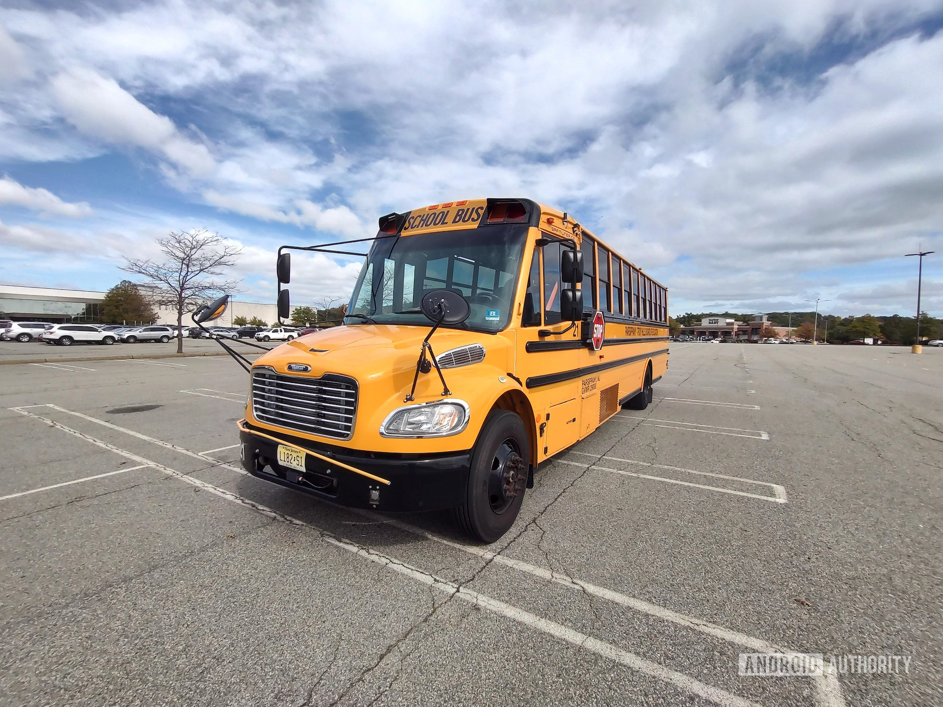 Motorola Edge 2021 photo sample school bus wide angle