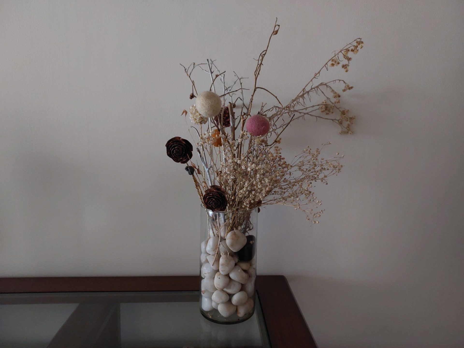 Samsung Galaxy M52 camera sample indoor shot of flowers and pebbles in a glass vase.