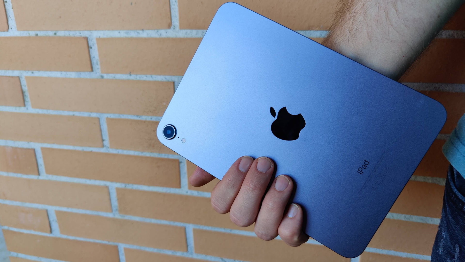 iPad Mini 2021 purple in hand