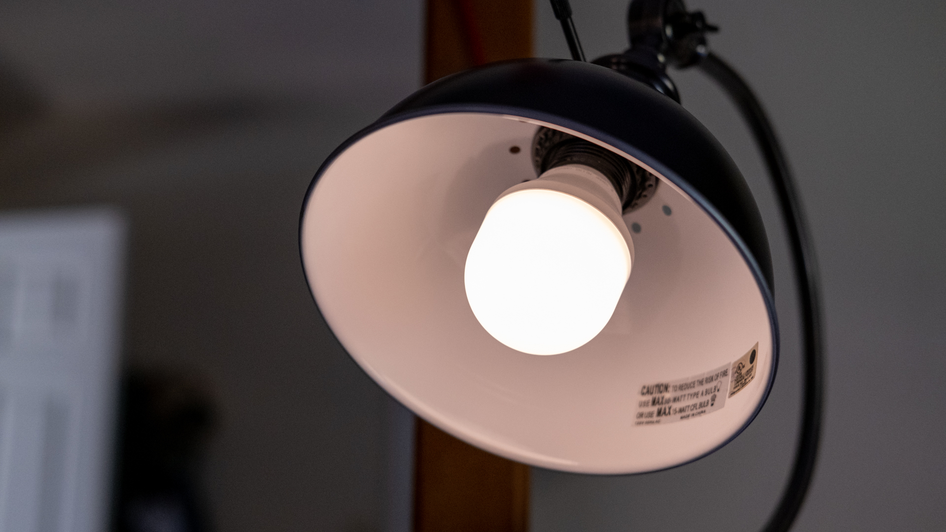 Une image du LIFX Color dans une lampe de bureau