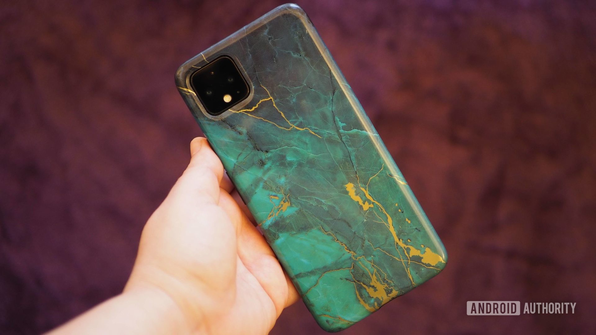 Pixel 4 XL back in a green marble Gviewin case