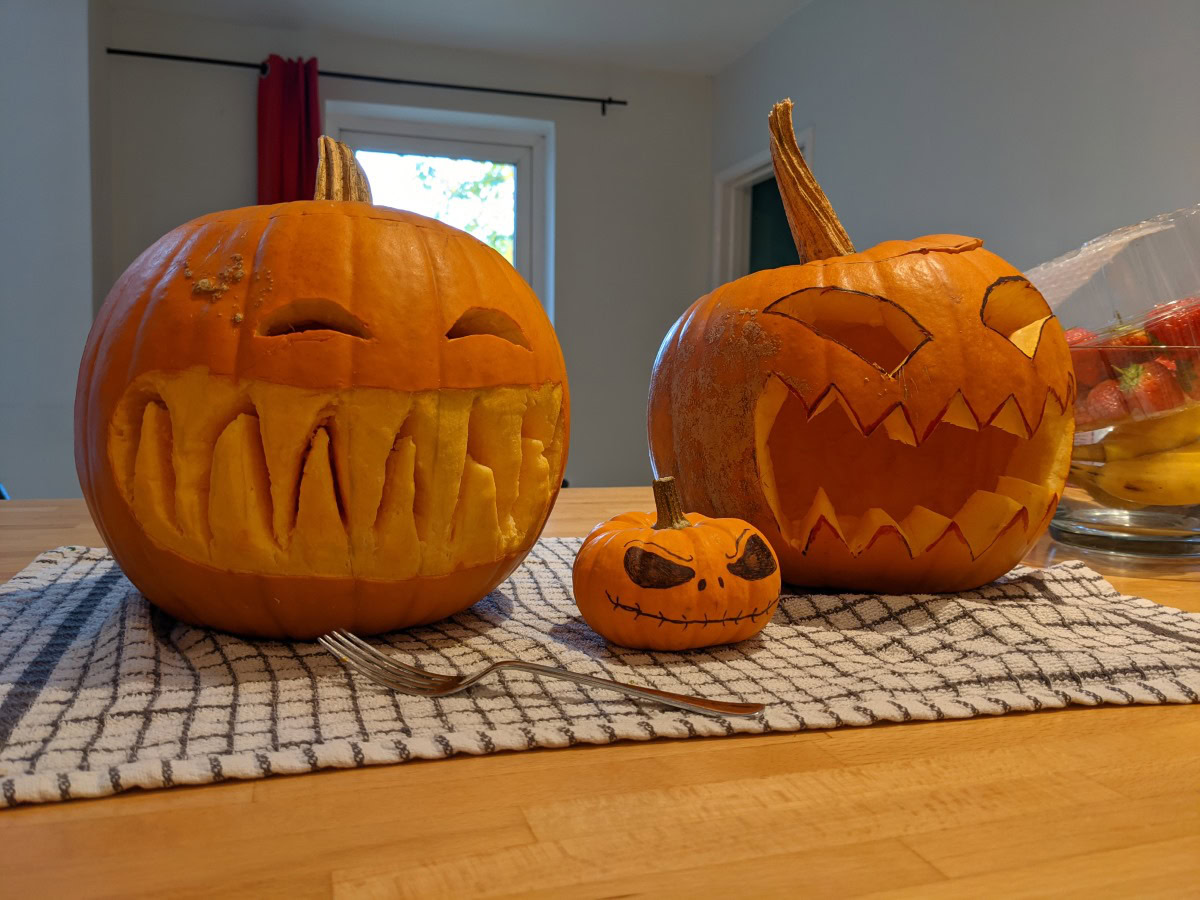 camera sample color shot of three carved Halloween pumpkins, taken on the Pixel 5.