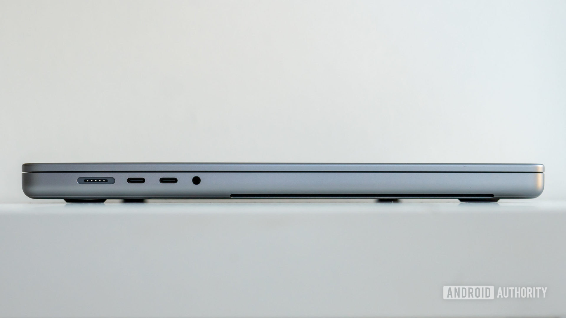 Macbook Pro 2021 16 inch left side profile