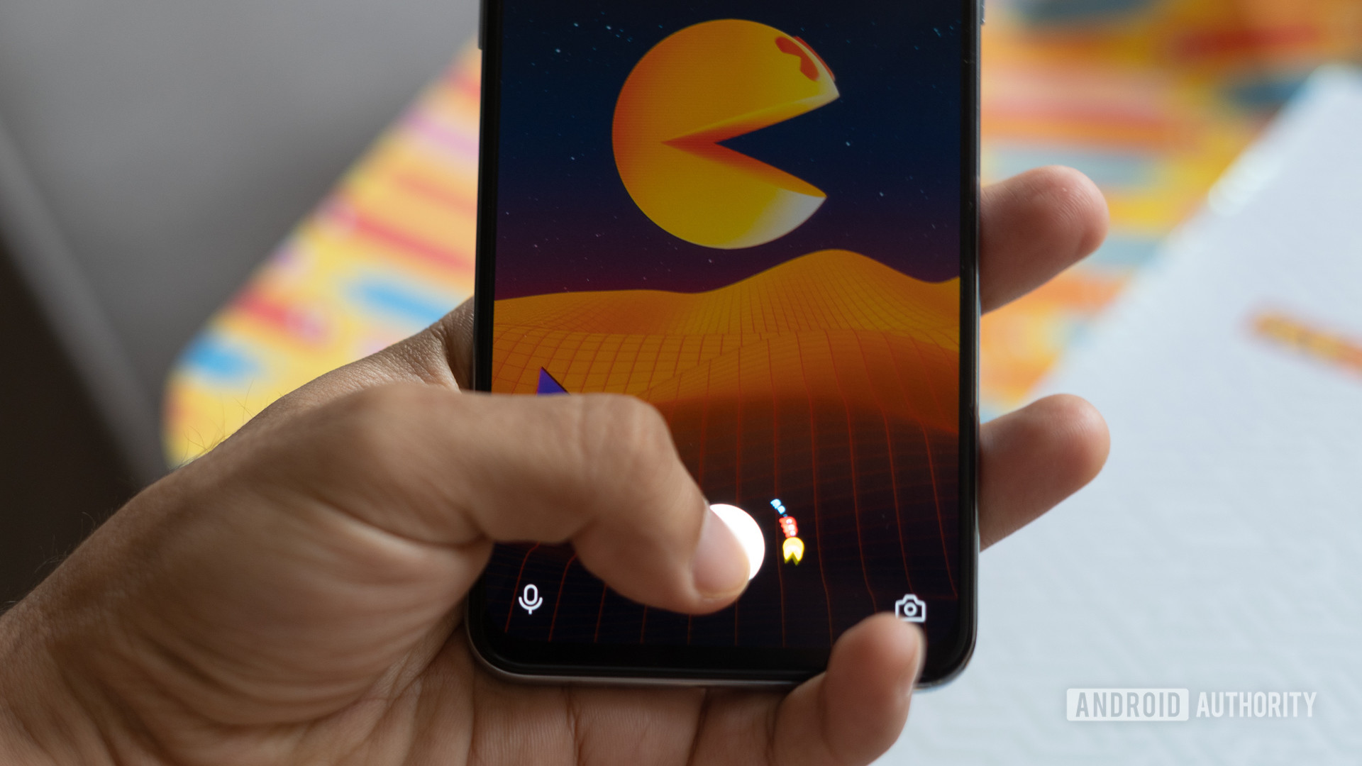 Scanner d'empreintes digitales OnePlus Nord 2 édition Pac Man avec des personnages de pac man encerclant