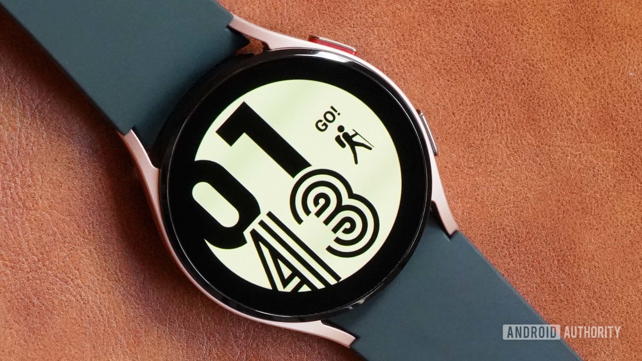 Une Samsung Galaxy Watch 4 sur une surface en cuir affiche le cadran de la montre Active.