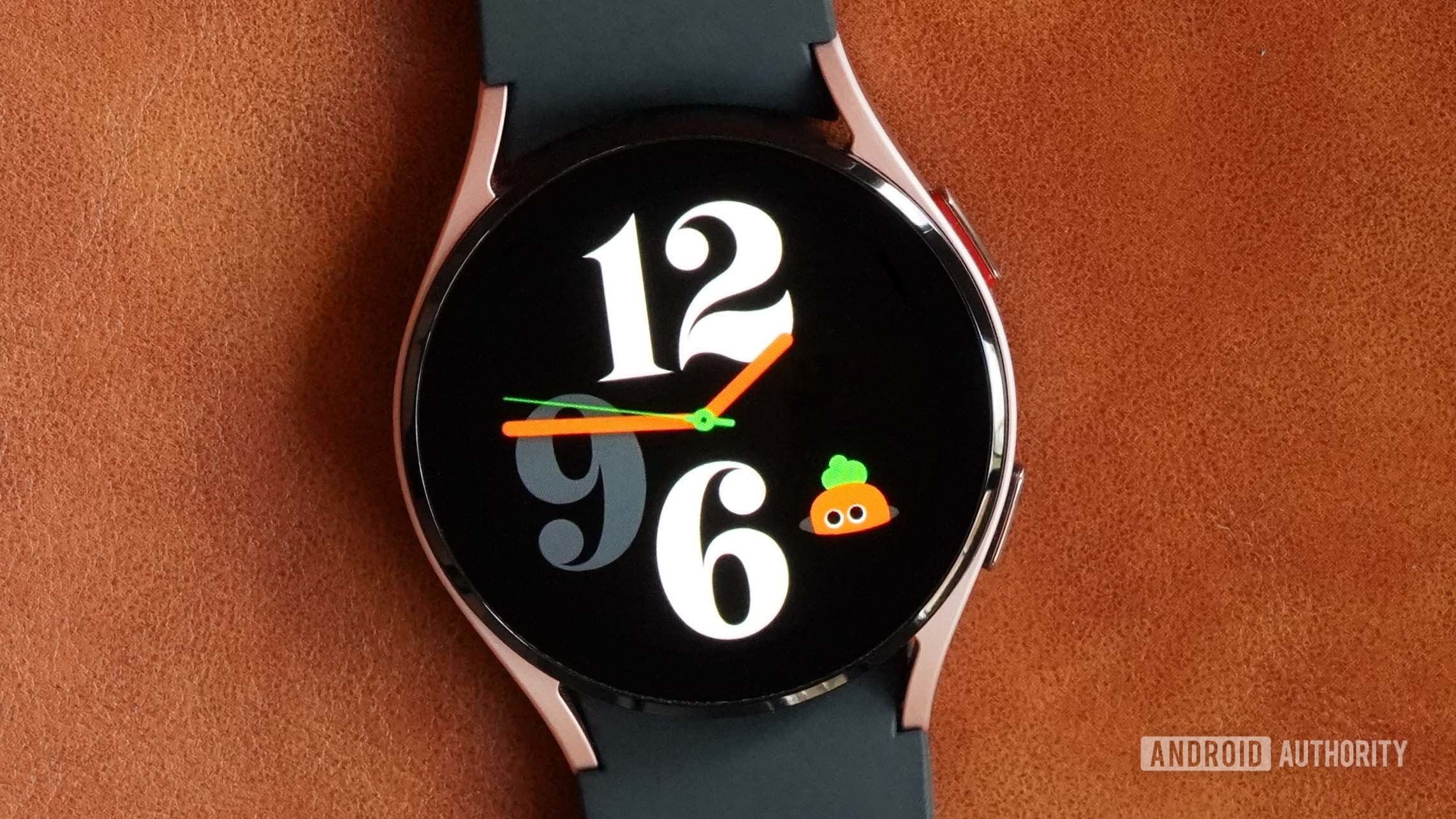 Une Samsung Galaxy Watch 4 sur une surface en cuir affiche le cadran de la montre Cute Character.