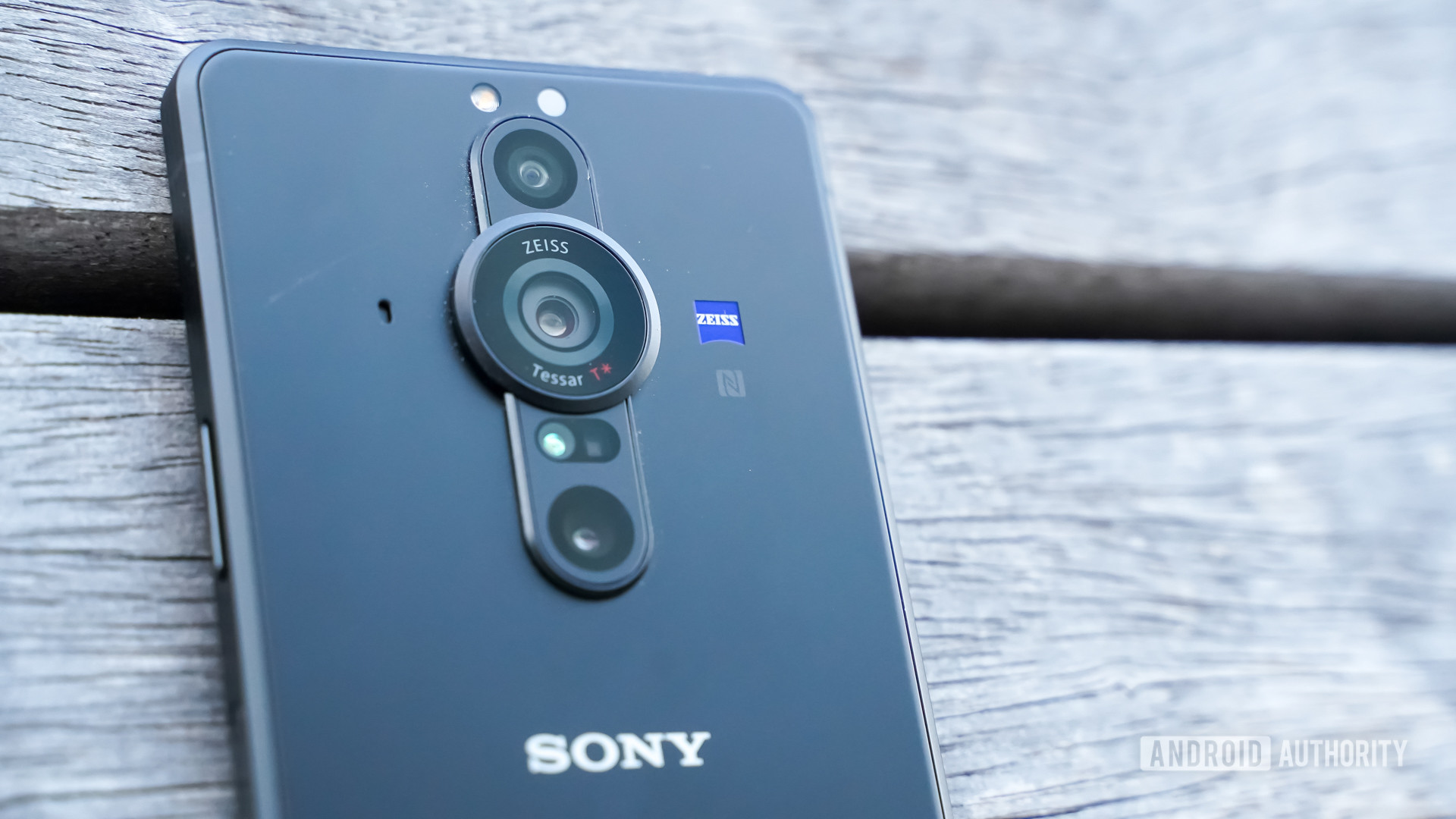 Profil de l'appareil photo Sony Xperia Pro I à partir de la gauche