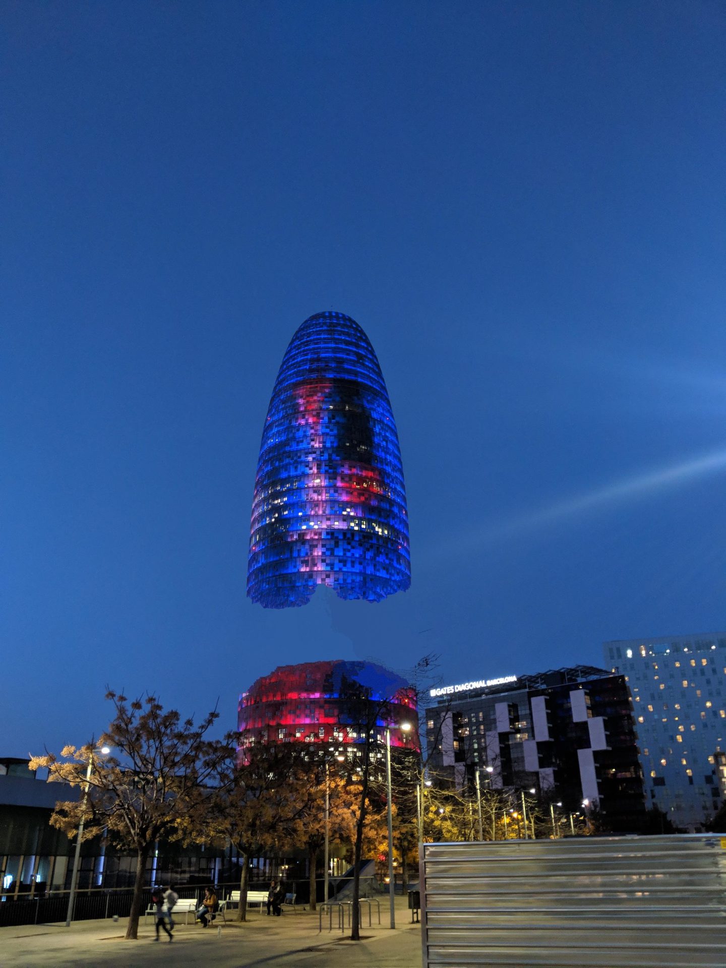 Barcelona Torre Glories la nuit éditée avec la gomme magique du Pixel 6