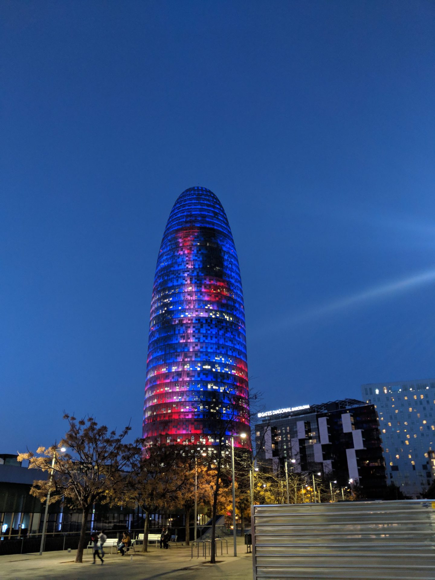 Barcelone Torre gloires la nuit