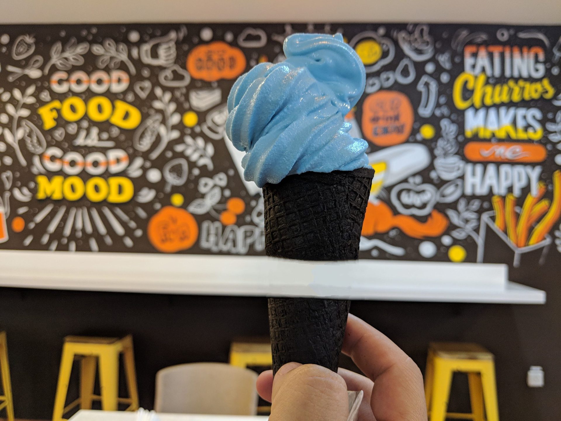 Glace bleue dans un cône noir éditée avec la gomme magique du Pixel 6