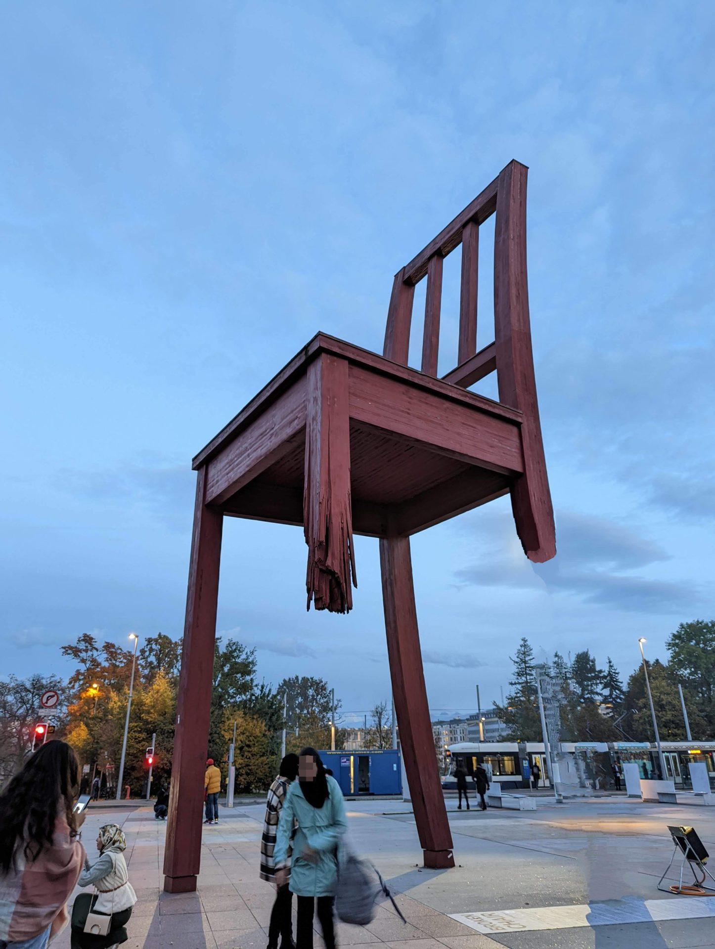 La chaise brisée de Genève libérée avec la gomme magique du Pixel 6