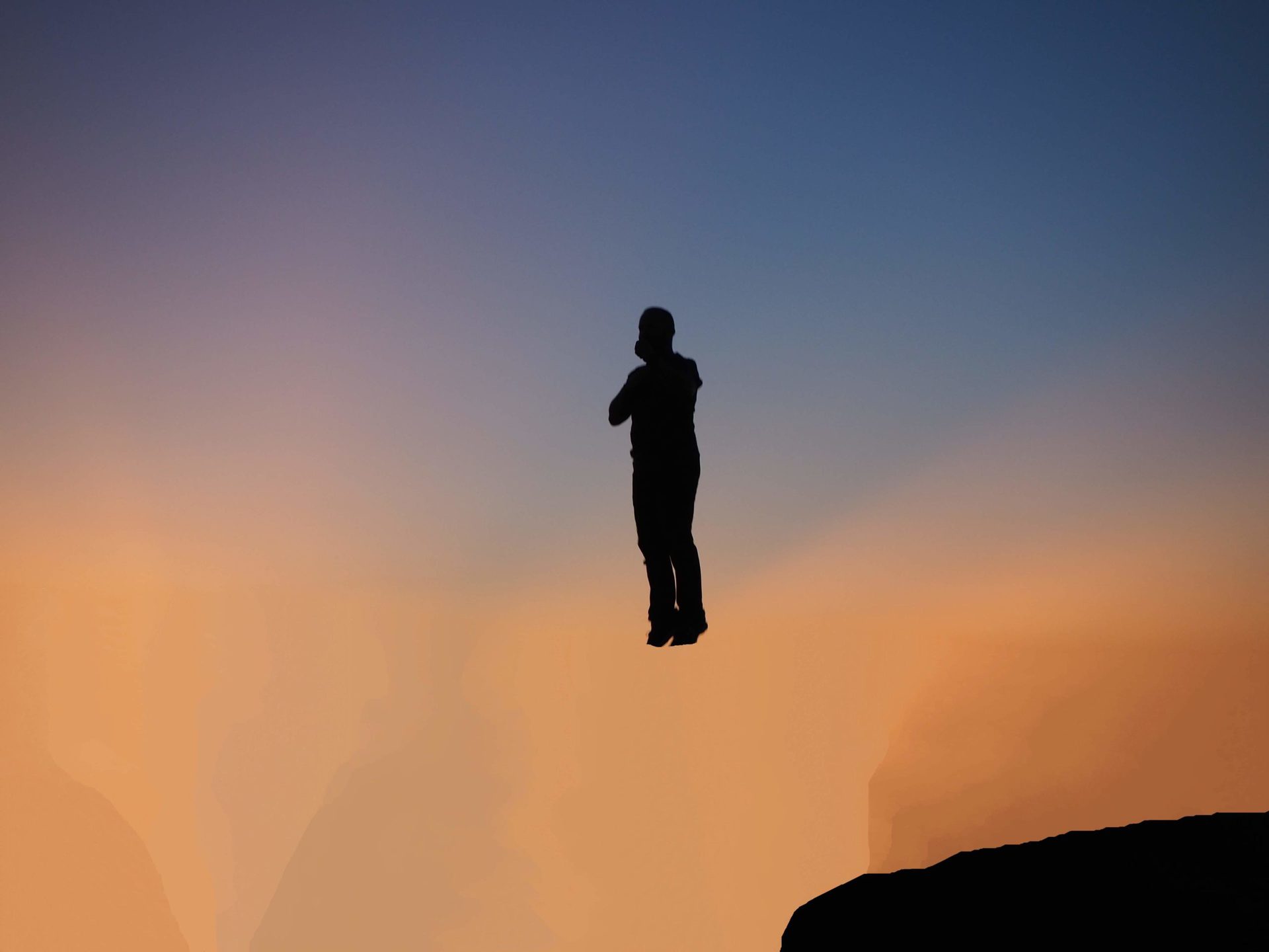 Homme sautant au coucher du soleil déverrouillé avec la gomme magique du Pixel 6