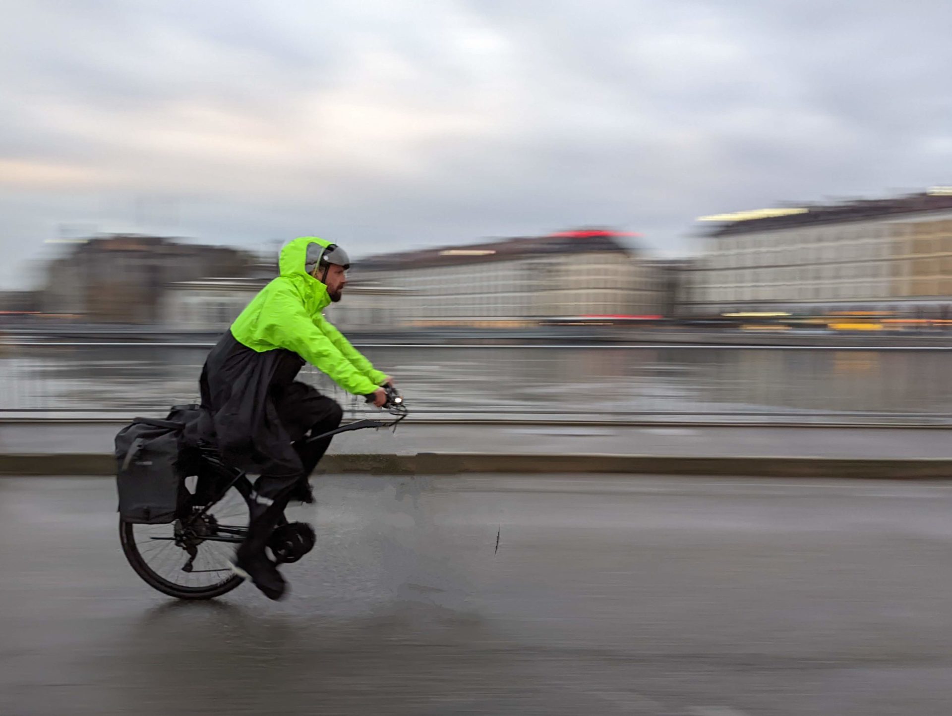 Cycliste en mouvement édité avec la gomme magique du Pixel 6