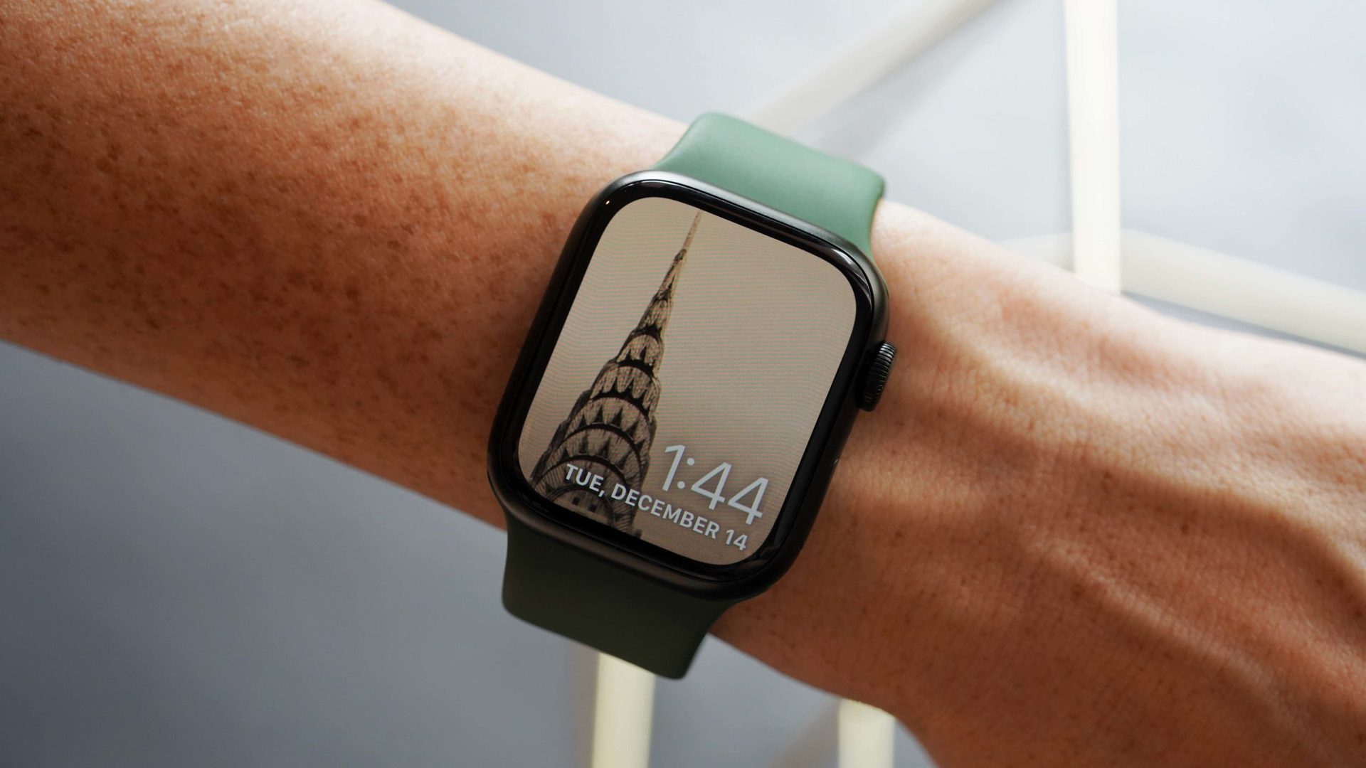 Um Apple Watch Series 7 no pulso de um usuário exibe uma imagem do prédio da Chrysler no mostrador do relógio Photo.
