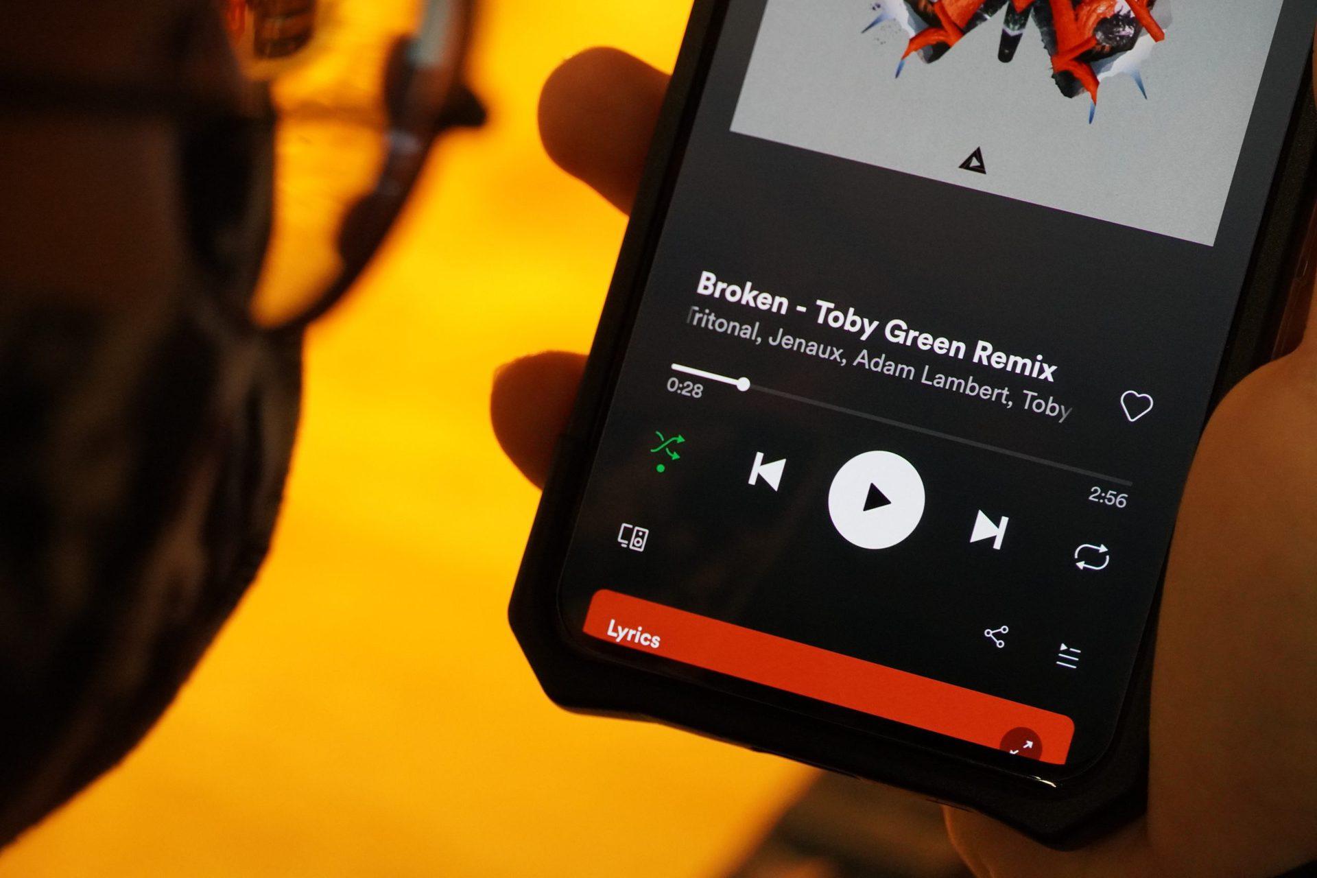 How to shuffle on Spotify
