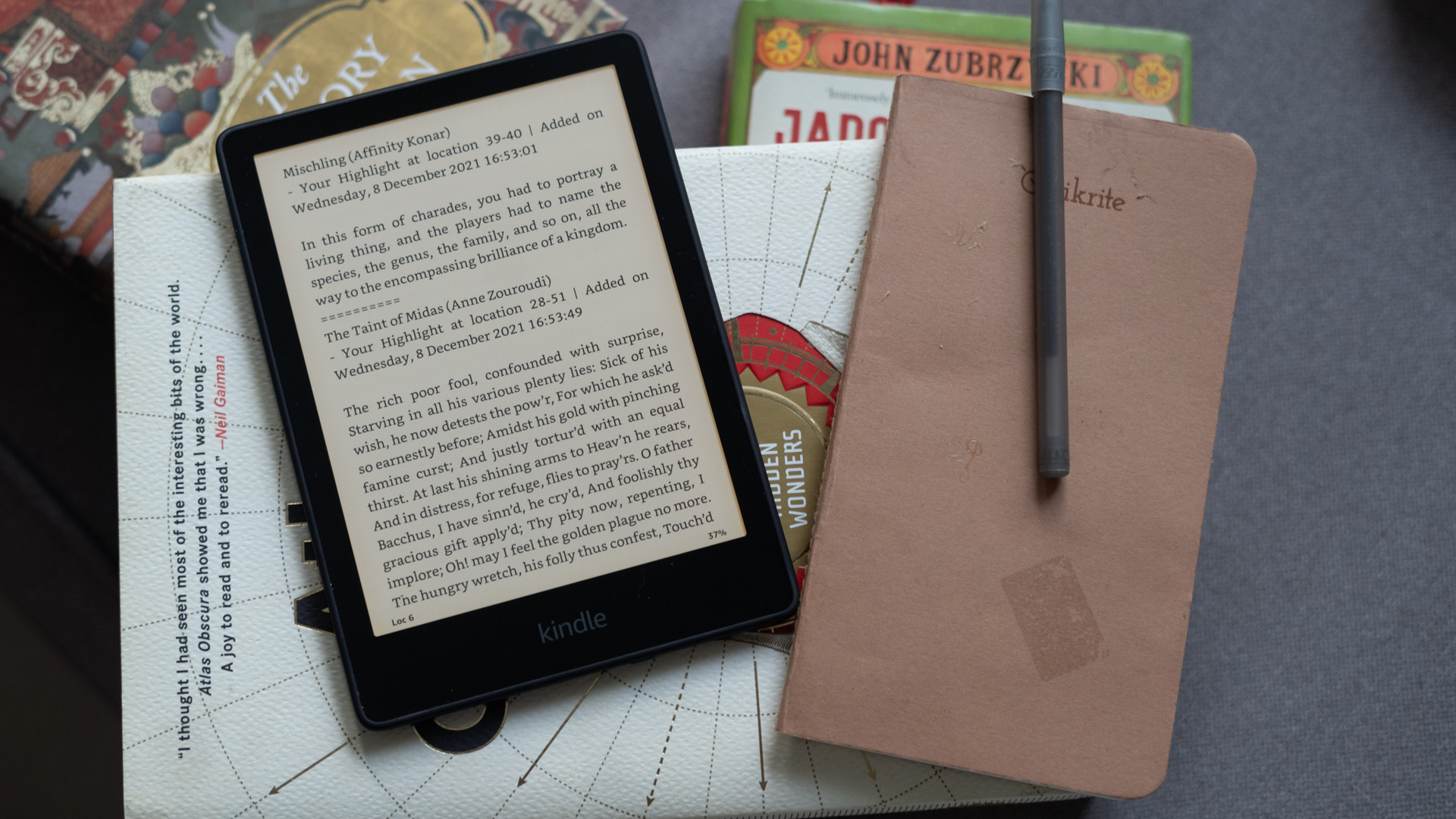 Kindle Paperwhite 2021 affichant la page des coupures de notes à côté d'un cahier