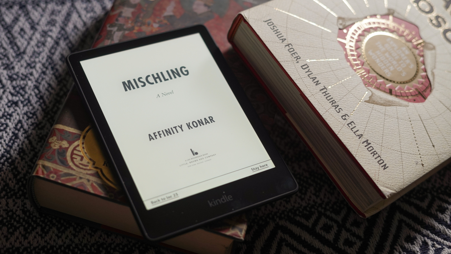 Kindle Paperwhite 2021 avec du texte posé sur le côté de deux livres
