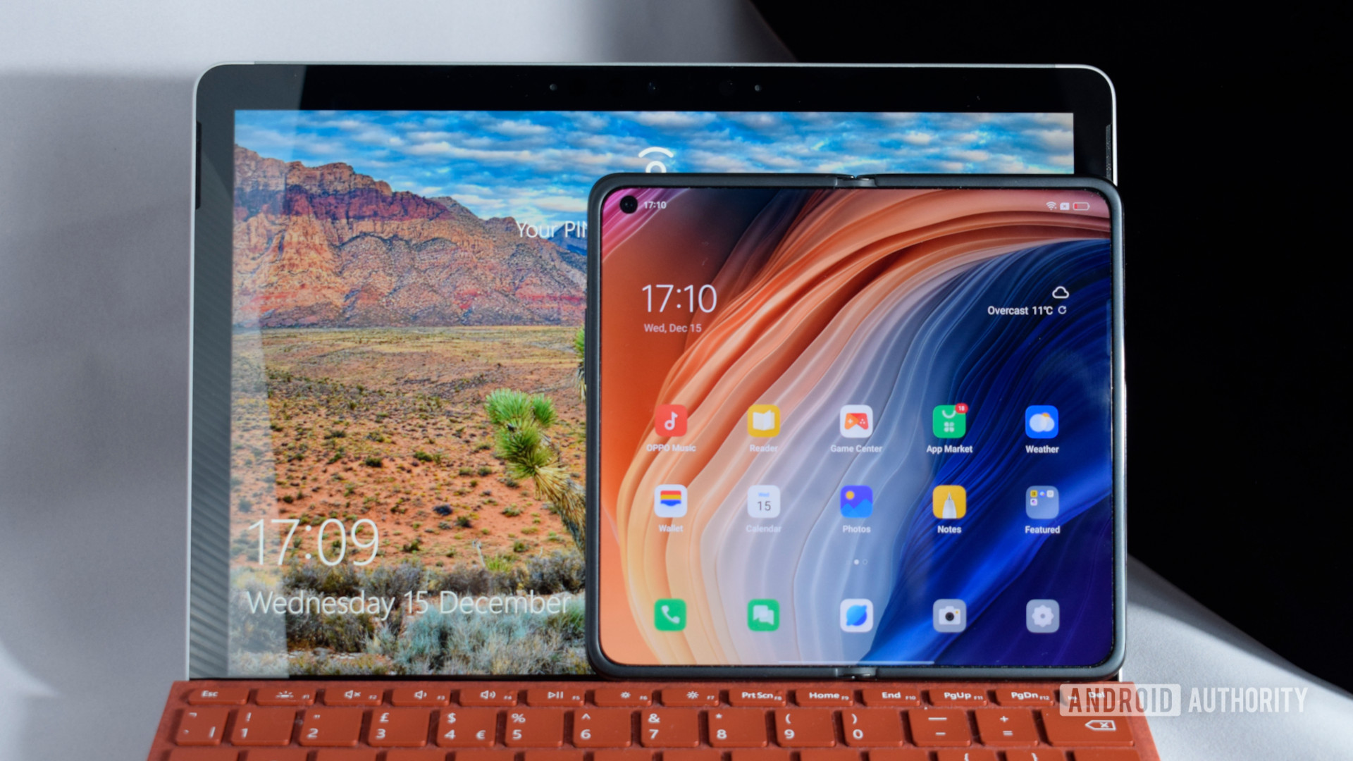 Oppo Find N vs Microsoft Surface Go ouvert