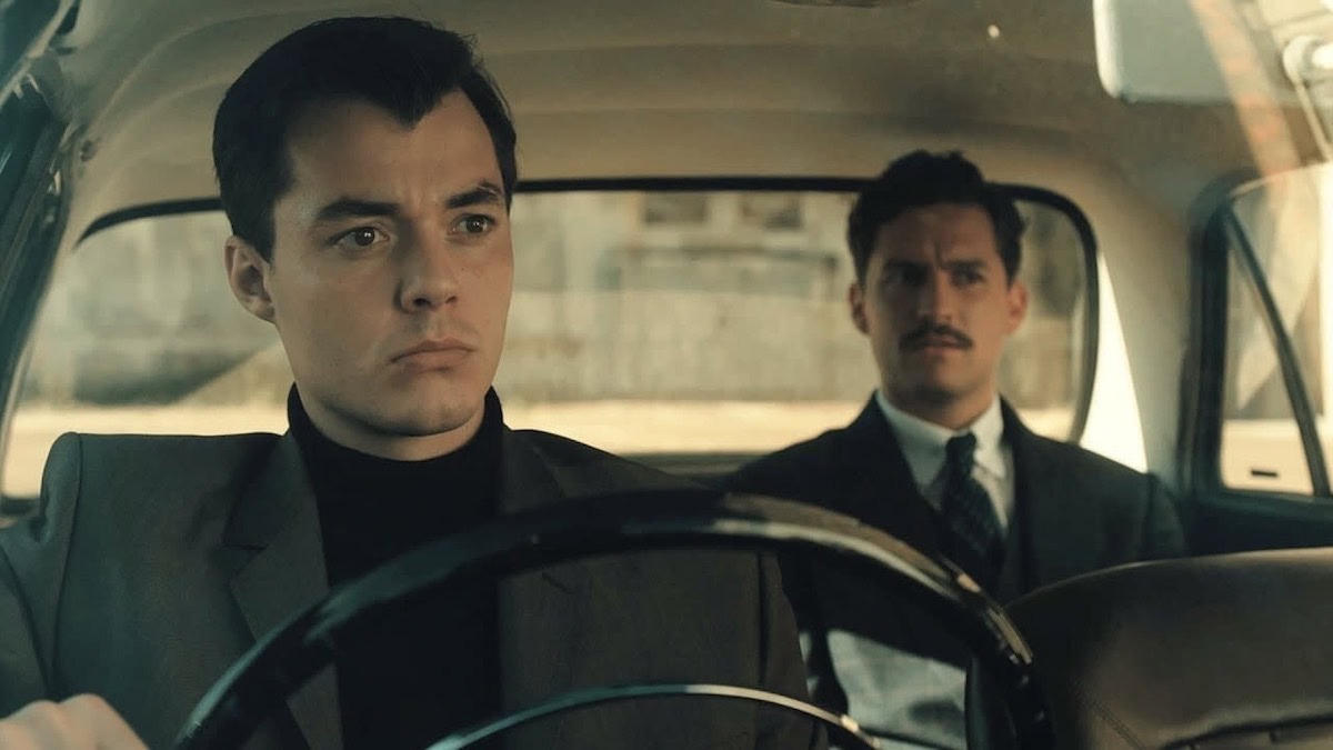 Pennyworth shows like Titans show Alfred driving a car, with Thomas Wayne in the back seat.