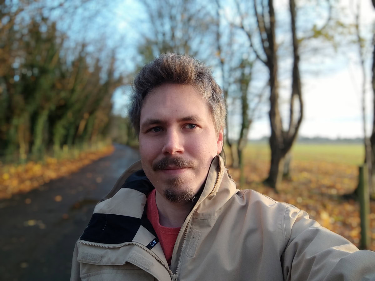 Outdoor selfie on a cold day with trees in the background shot on Xiaomi Mi 11 Ultra