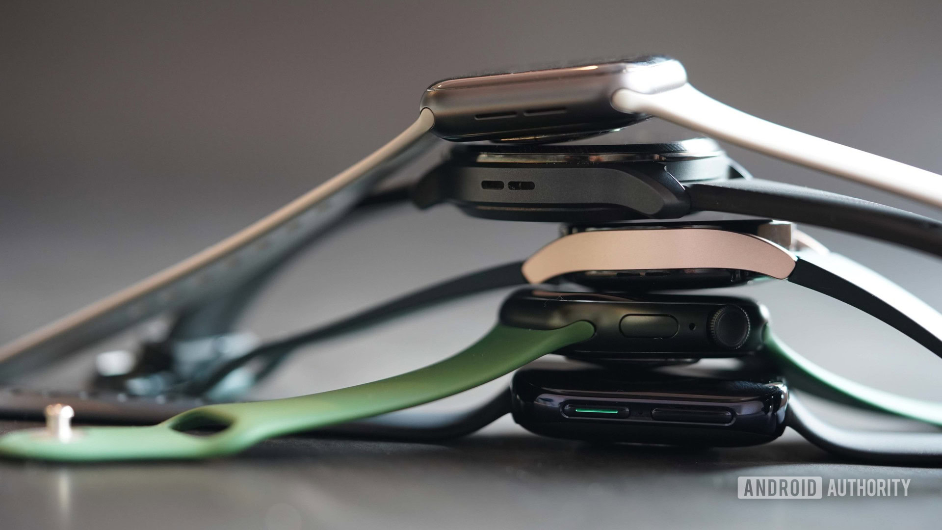 Une pile de montres intelligentes comprend une Apple Watch Series 6 et 7, ainsi qu'une Galaxy Watch 4, une Oppo Watch et une TicWatch Pro 3 Ultra. 