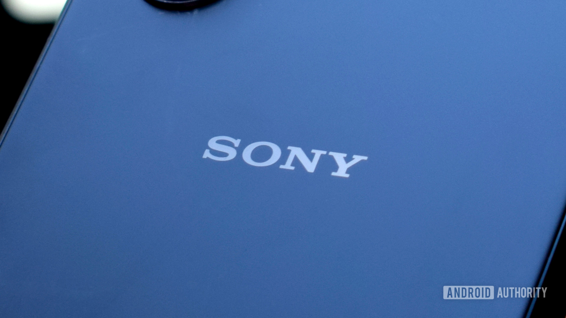 Logo Sony à l'arrière du smartphone Xperia de près