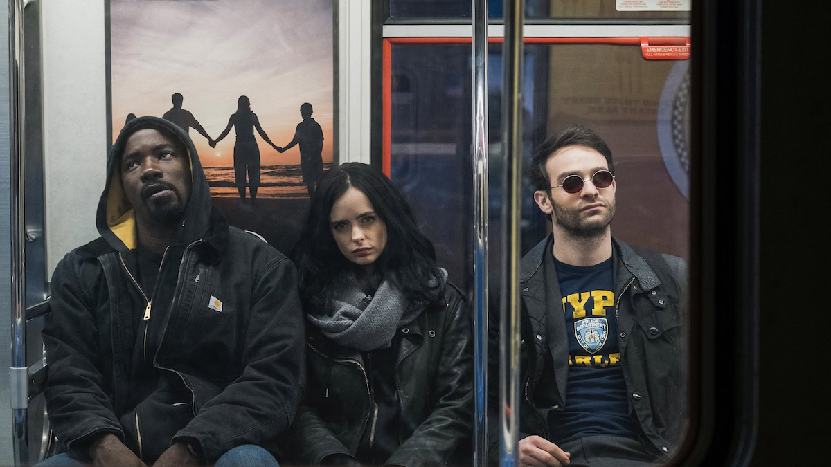 Les défenseurs montrent comme Titans montrant Luke Cage, Jessica Jones et Daredevil dans le métro.