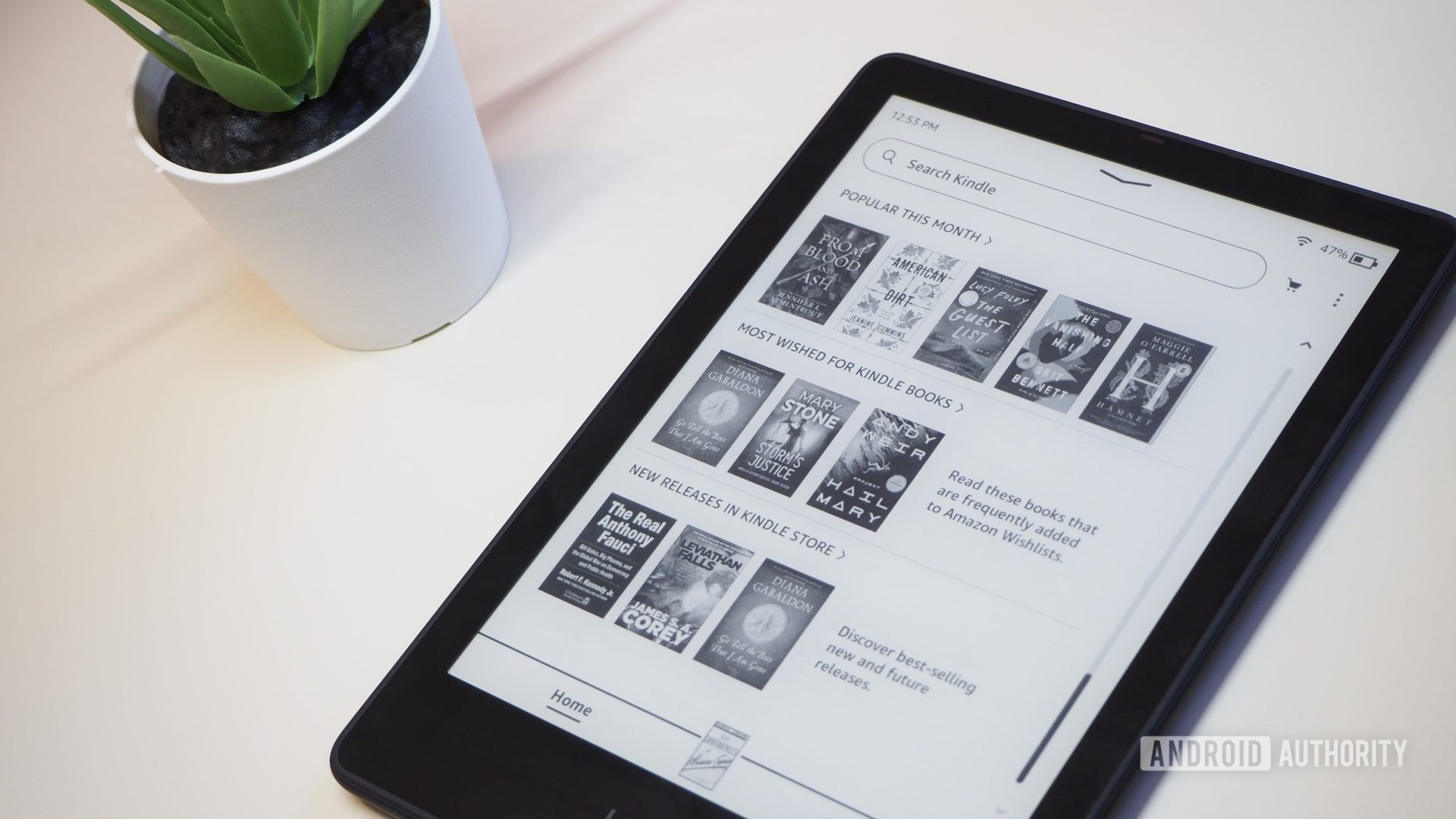 Amazon Kindle Paperwhite 2021 avec l'écran affichant les livres recommandés
