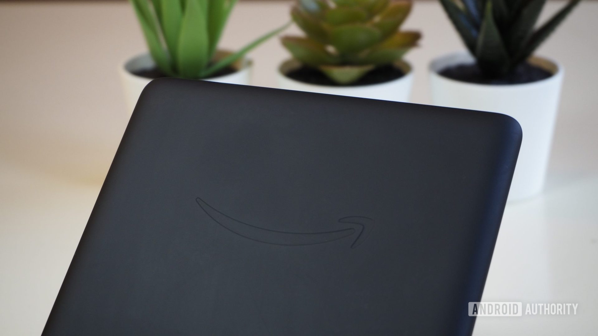 Amazon Kindle Paperwhite 2021 focus on Amazon logo on the back