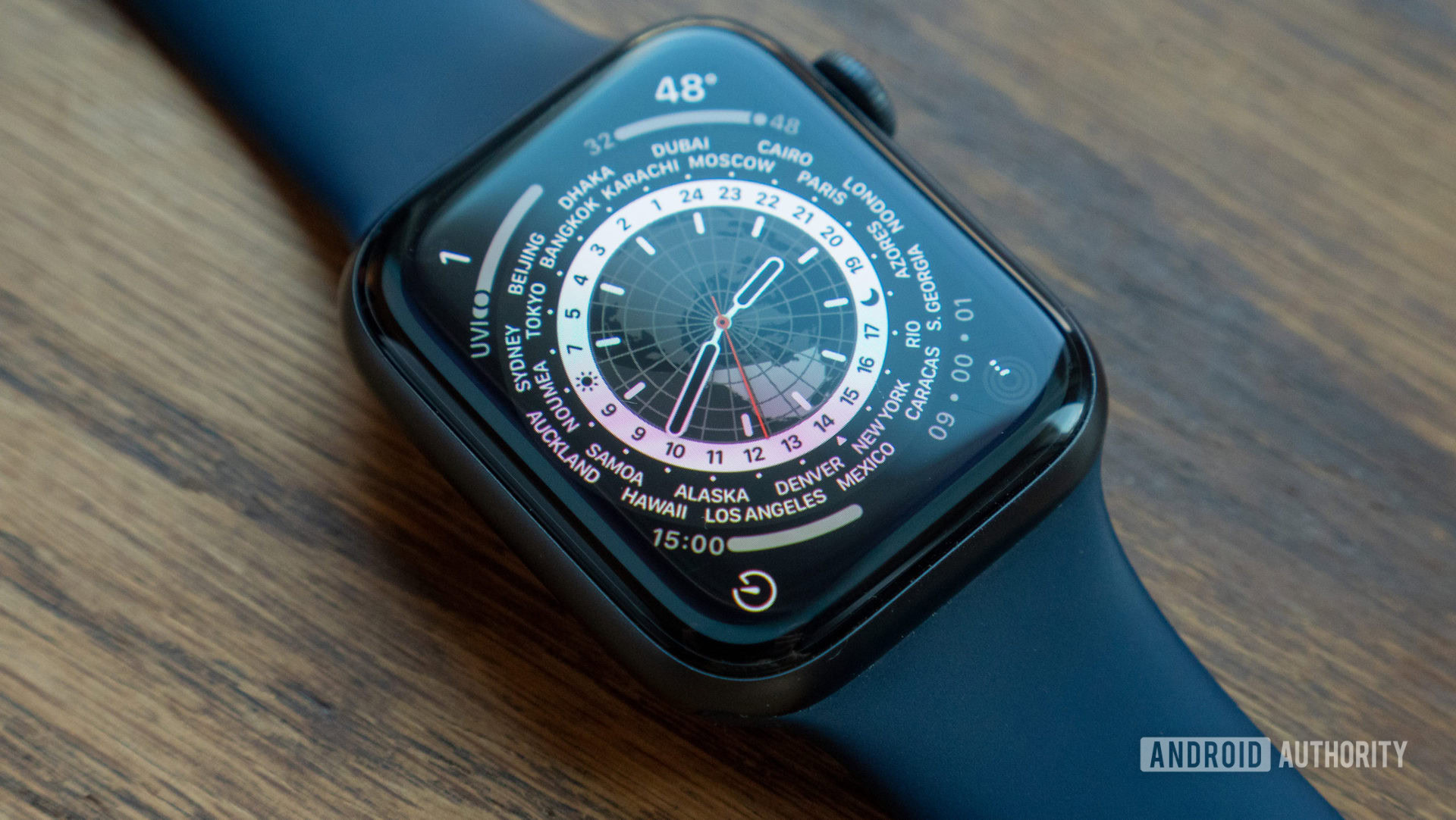 Une image de l'Apple Watch Series 6 posée sur une table montrant le cadran de l'heure mondiale sur watchOS 8
