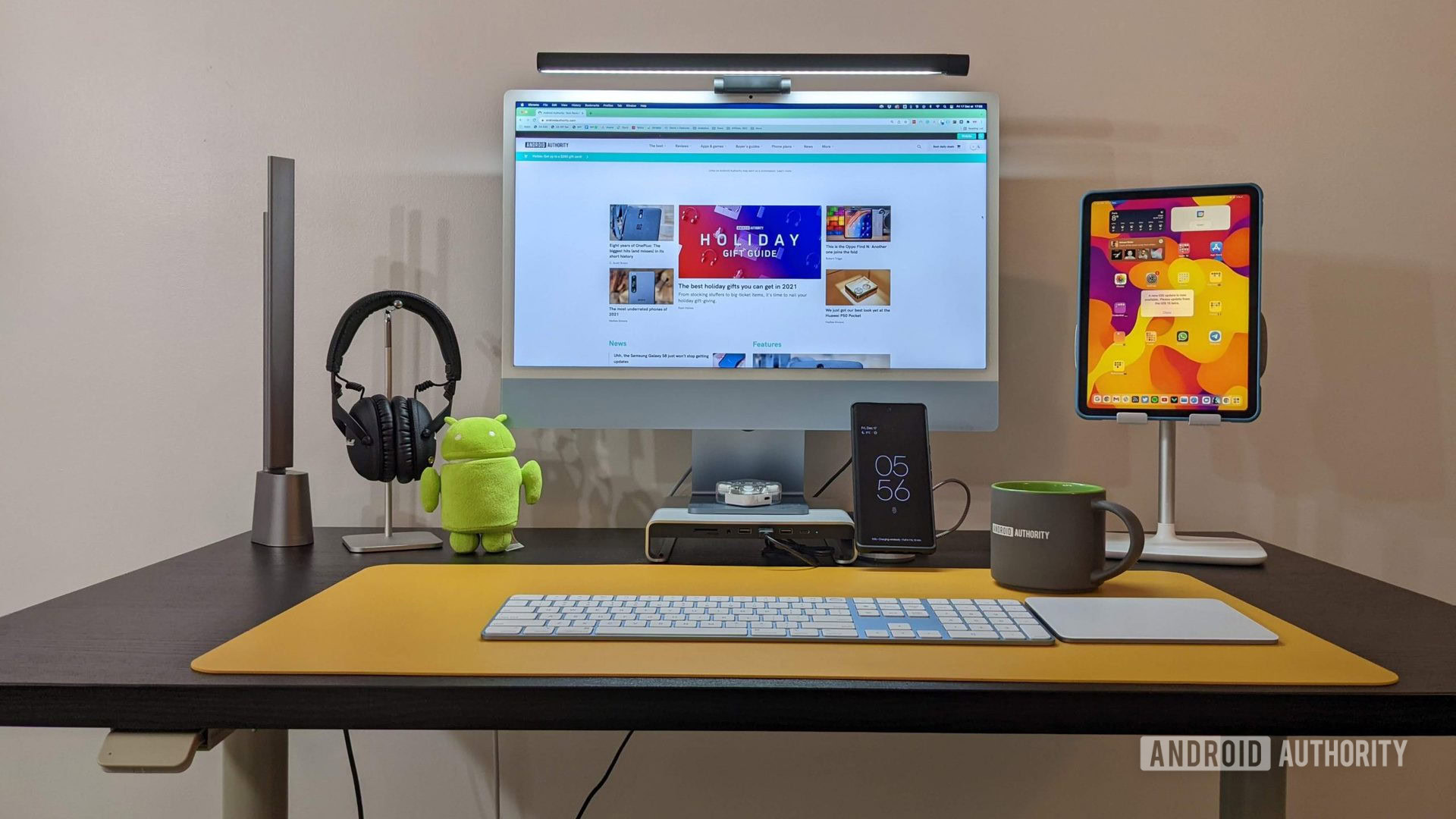 Mesa de apoio Ikea Idasen com M1 iMac 2021, iPad Air 4 2020, Pixel 6 Pro, Android de pelúcia, Marshall Monitor II ANC, tapete de mesa amarelo, suporte para monitor de hub USB-C Sateshi e muito mais
