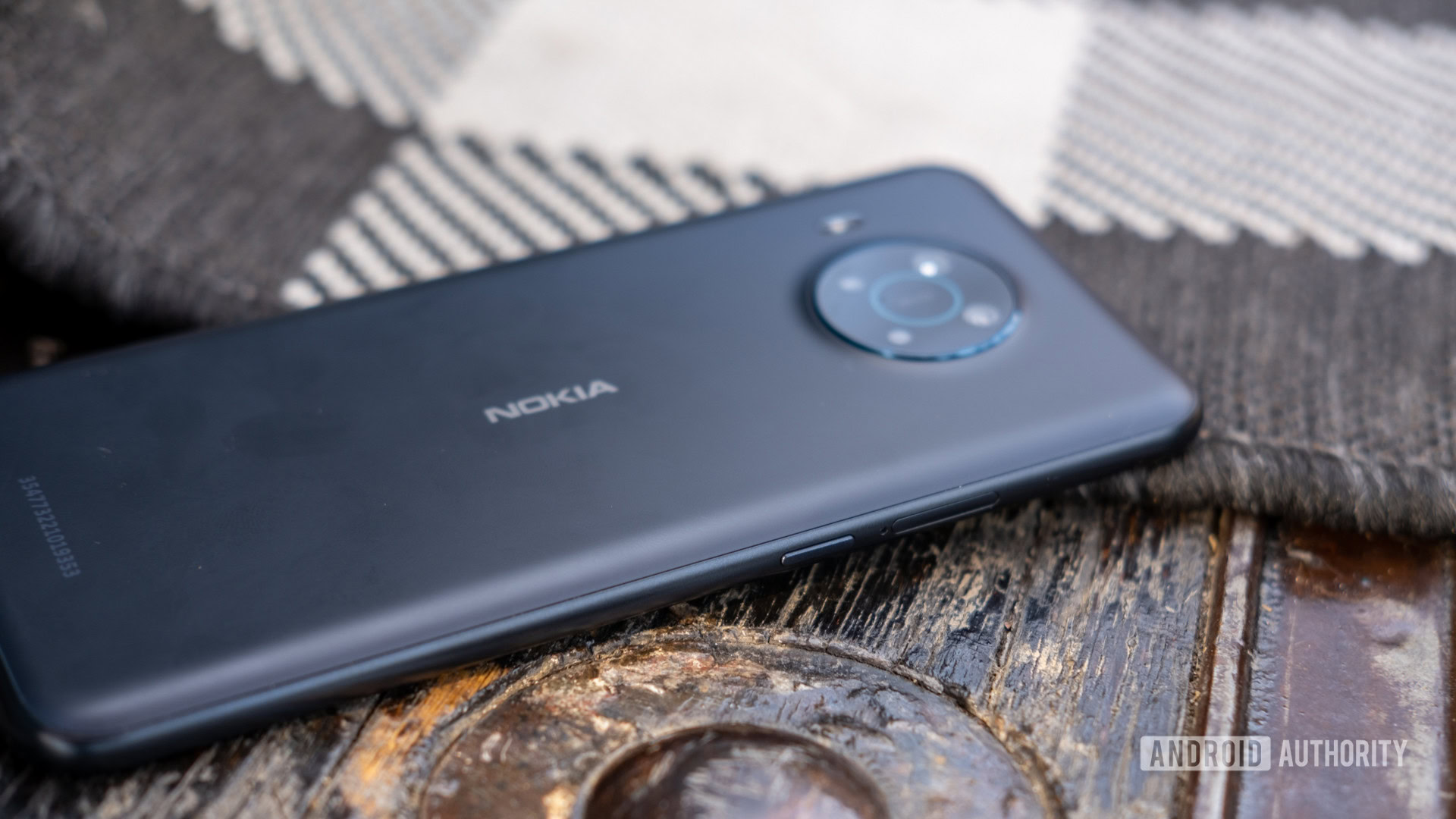 Le Nokia X100 montrant la bascule du volume et le lecteur d'empreintes digitales