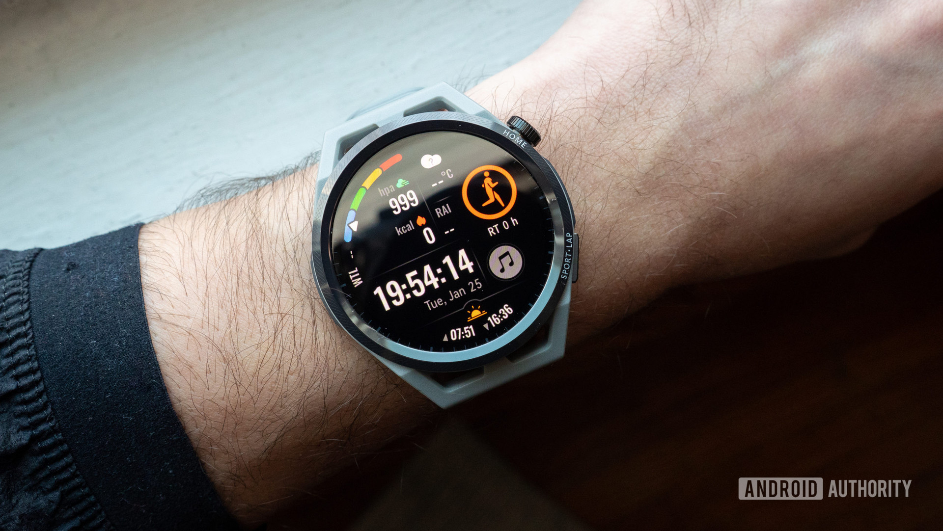 Montre connectée Huawei Watch GT Runner au poignet