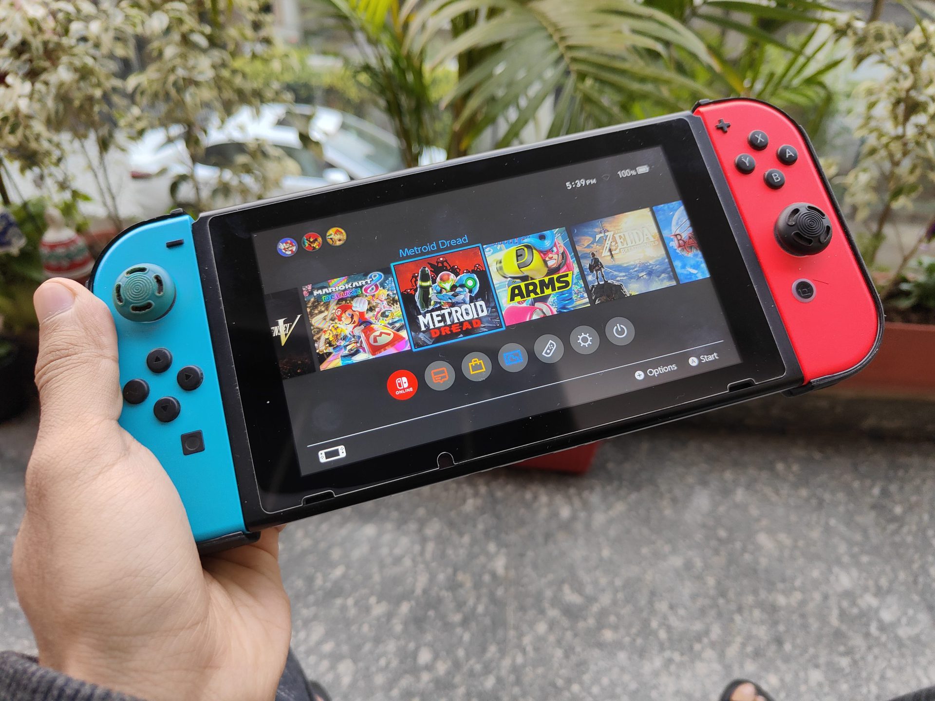 OnePlus 9RT outdoor photograph of Nintendo Switch
