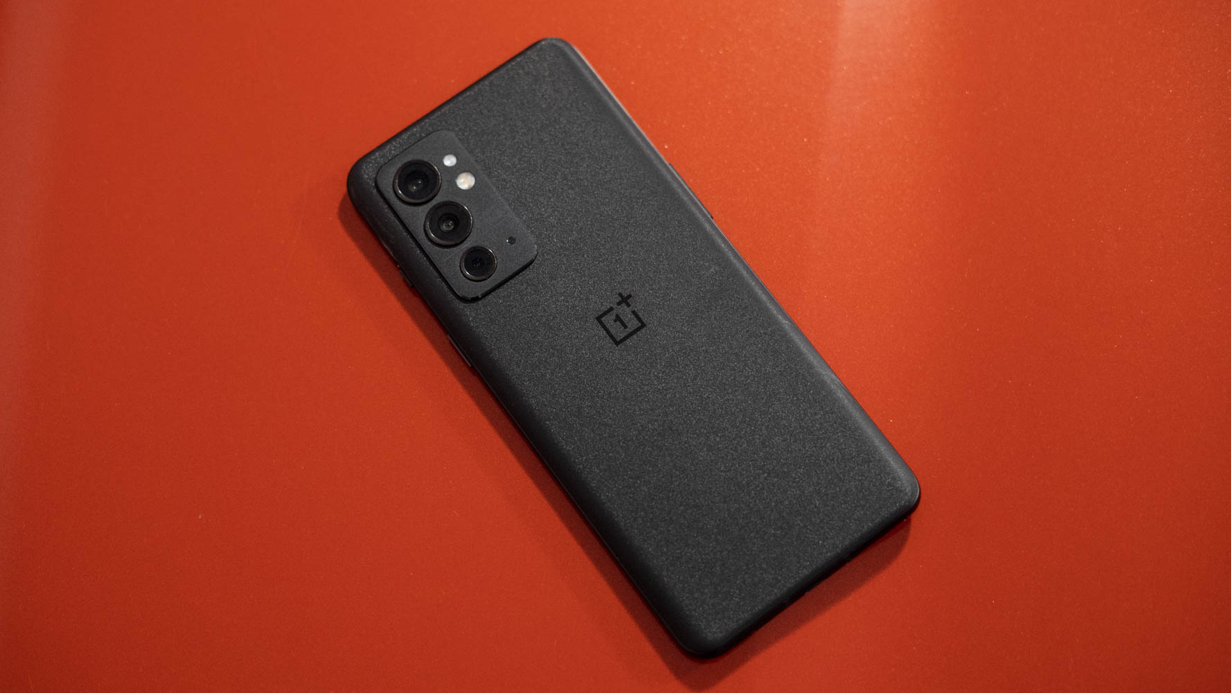 OnePlus 9RT review showing glitter pattern on the back